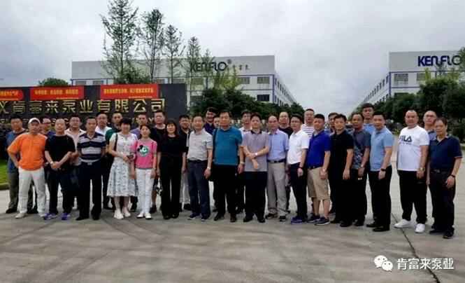 与会人员在遵义乐动在线-乐动在线(中国)有限公司大门口合影留念